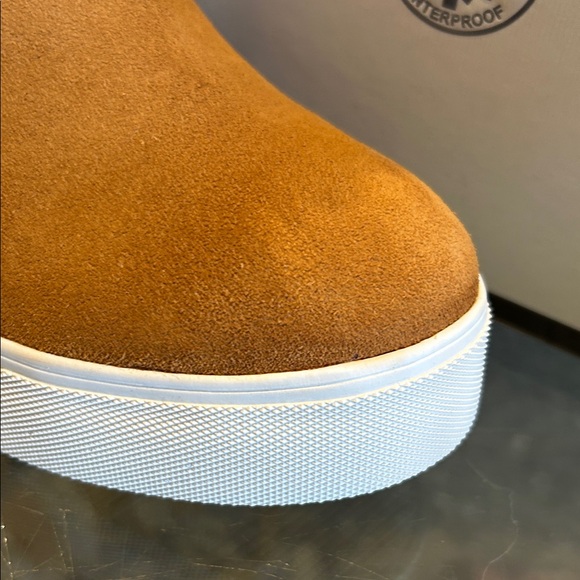 🎁🎄Final Price🎄🎁  J SLIDES Tan Sneakers with Fur Trim NIB - Picture 5 of 8